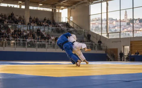 Judaš izvodi bacanje protivnika na natjecateljskoj strunjači